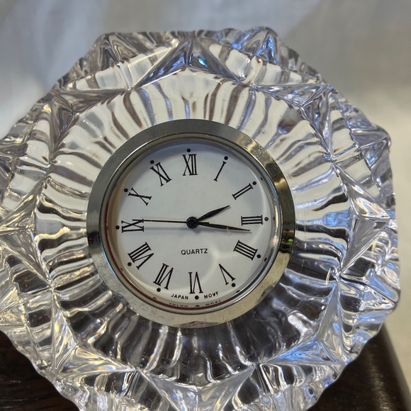 Classic Diamond Shaped Crystal Quartz Clock Paperweight. - Picture 2 of 7
